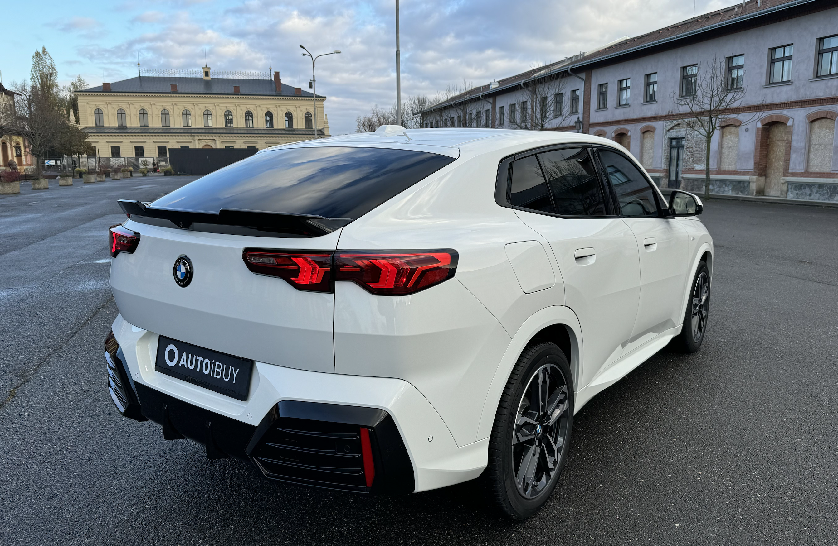BMW X2 18d sDrive Msport | skladem | nový model | moderní městské SUV | nafta 150 koní | sportovní paket Msport | bílá s černou alcantarou | perfektní výbava | české předváděcí auto | ihned k předání | nákup online | AUTOiBUY.com